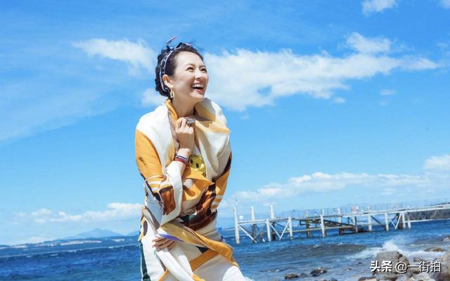 章子怡少女造型好减龄（章子怡丸子头配丝巾超）(1)