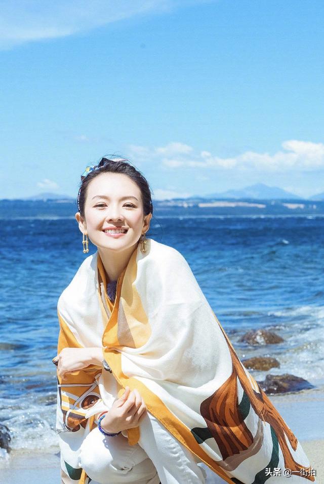 章子怡少女造型好减龄（章子怡丸子头配丝巾超）(3)