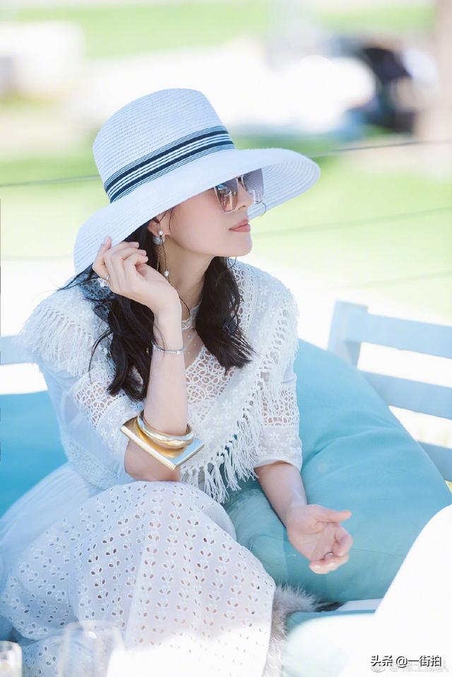 章子怡少女造型好减龄（章子怡丸子头配丝巾超）(7)