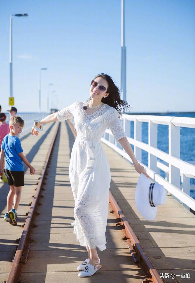 章子怡少女造型好减龄（章子怡丸子头配丝巾超）(9)