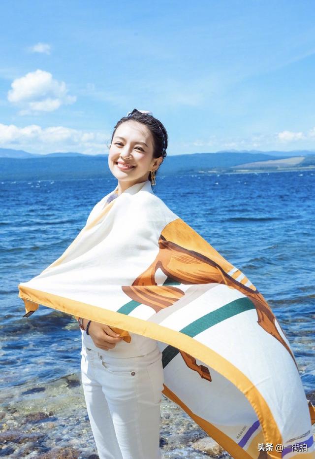 章子怡少女造型好减龄（章子怡丸子头配丝巾超）(2)