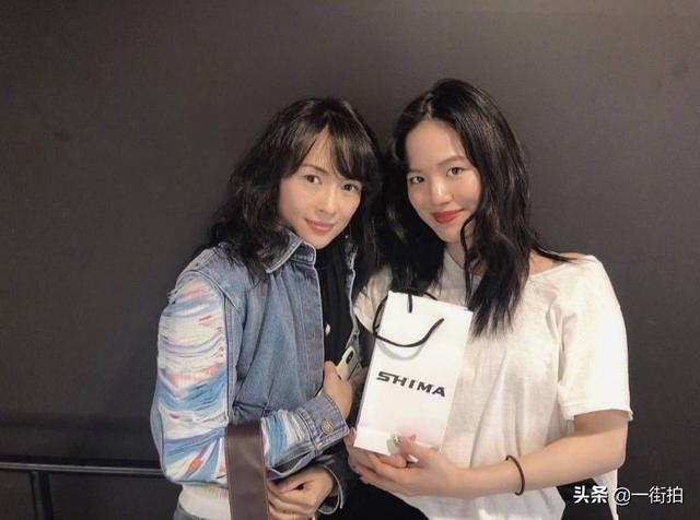 章子怡少女造型好减龄（章子怡丸子头配丝巾超）(13)