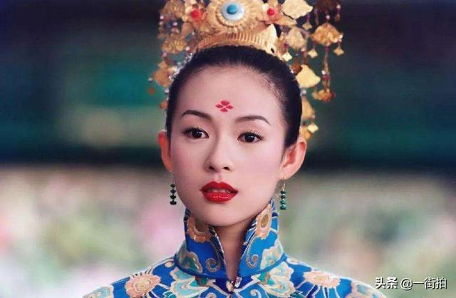 章子怡少女造型好减龄（章子怡丸子头配丝巾超）(15)