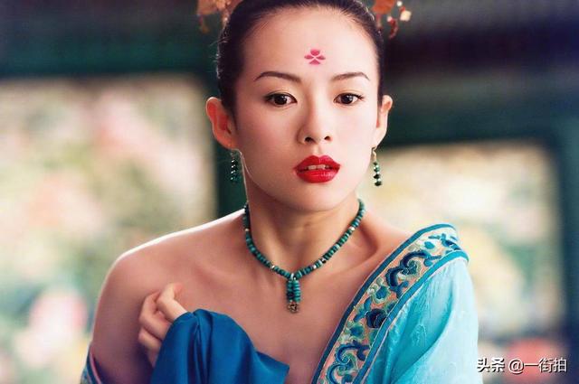 章子怡少女造型好减龄（章子怡丸子头配丝巾超）(14)