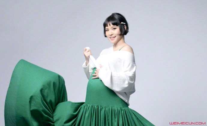 谢依霖二胎孕肚照