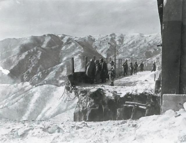 长津湖最后被冻成冰雕片段（三个冰雕连仅两人生还）(27)