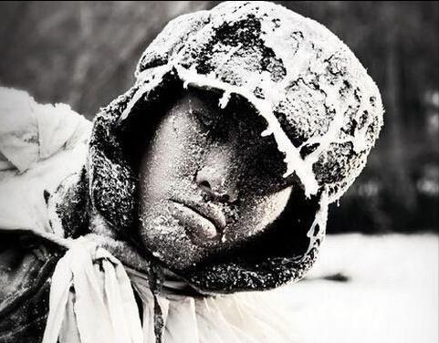 长津湖最后被冻成冰雕片段（三个冰雕连仅两人生还）(32)