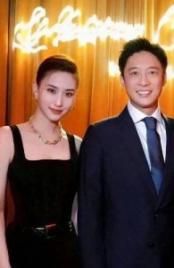 ​何超莲霍启山豪门纠葛？韦雪疑涉金钱纠纷？伊能静身世复杂？鹿晗拍戏难言内幕