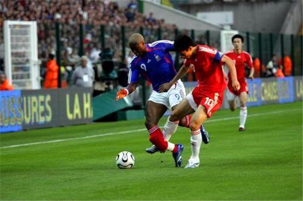 郑智踢伤西塞的腿 比赛中没有犯规，足协没有处罚