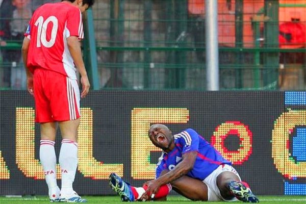 郑智踢伤西塞的腿 比赛中没有犯规，足协没有处罚