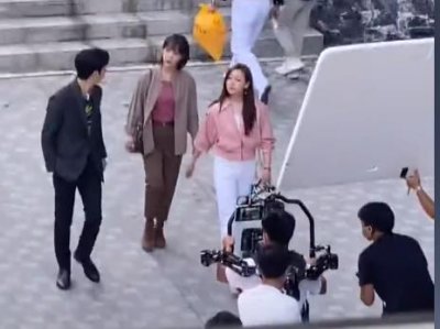 ​杨紫路透照曝光，一双长腿笔直修长似有1米2，身高追赶井柏然？