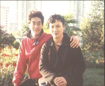 57岁猴哥六小龄童的妻子于虹近照