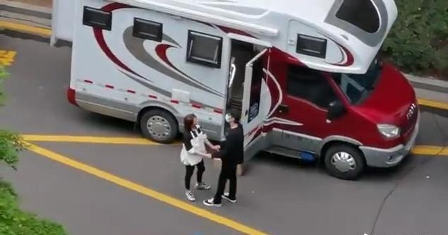 高圆圆老公叫什么名字（高圆圆与老公甜蜜互动被拍）