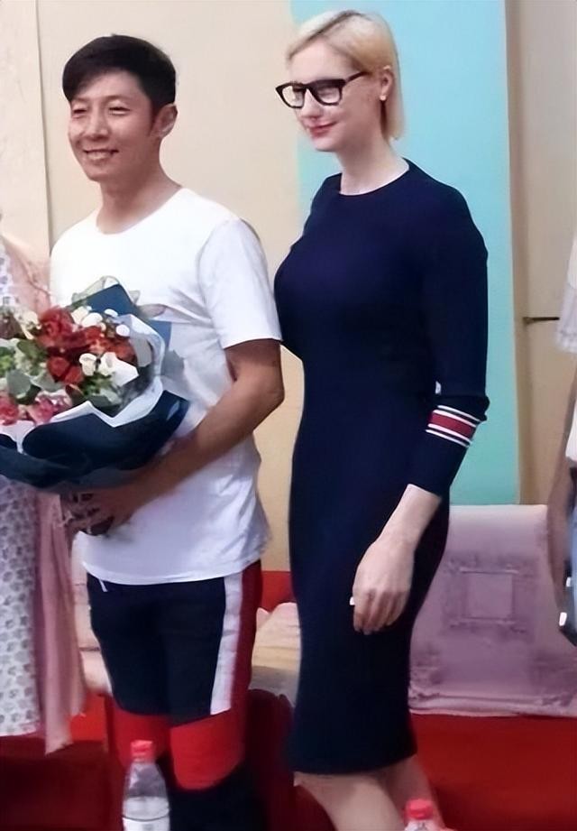 高圆圆老公叫什么名字（高圆圆与老公甜蜜互动被拍）