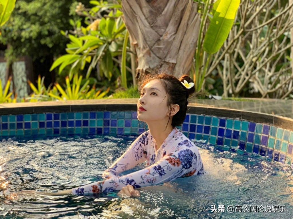 江疏影深夜更新微博，自爆三亚旅游美照，网友：我承认我羡慕了