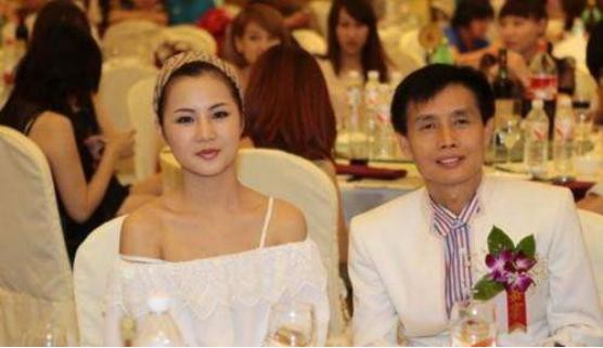 邓建国资产多少(黄梓琪19岁怀着孩子嫁干爹)