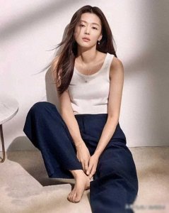 ​全智贤身高174厘米，韩知名影视演员、模特，身材高挑，气质