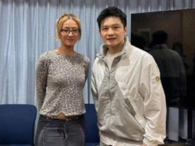 ​陈奕迅老婆晒与樊振东合照曝光，裤子很特别，小胖真是太可爱了
