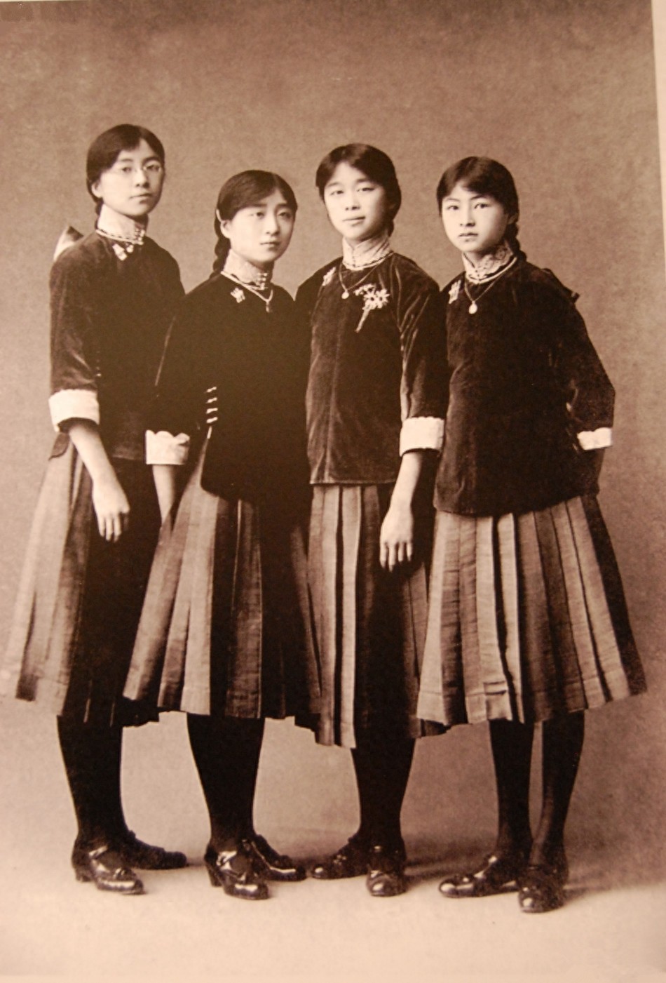 老照片:中国校服的百年变迁史