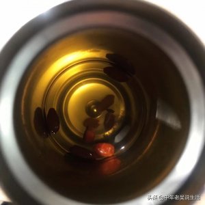 ​你肯定好奇的“人到中年不得已，保温杯里泡枸杞”的下一句？