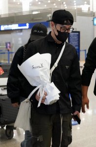 ​潘玮柏夫妇婚后首露面，一脸疲惫，两人全程无交流