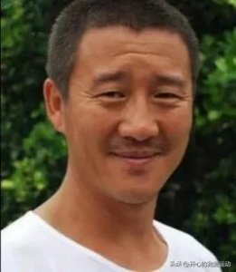 ​侯岩松在《一路朝阳》中的本色展现，令观众难以忘怀