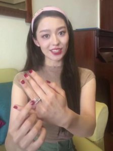 ​郎朗老婆个人资料简介(26岁郎朗老婆首晒婚戒)