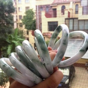 ​翡翠直播买原石靠谱吗 翡翠直播的骗局