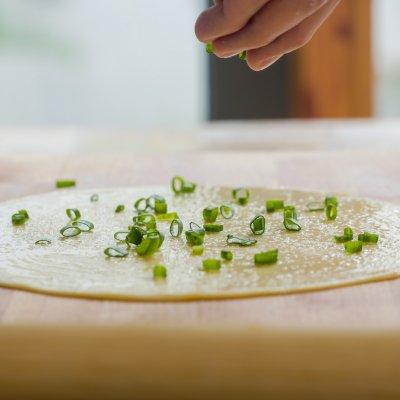 葱花饼的8种做法(简易葱油饼)(10)