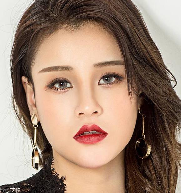 灰色美瞳适合什么口红 灰色美瞳适合什么眼影