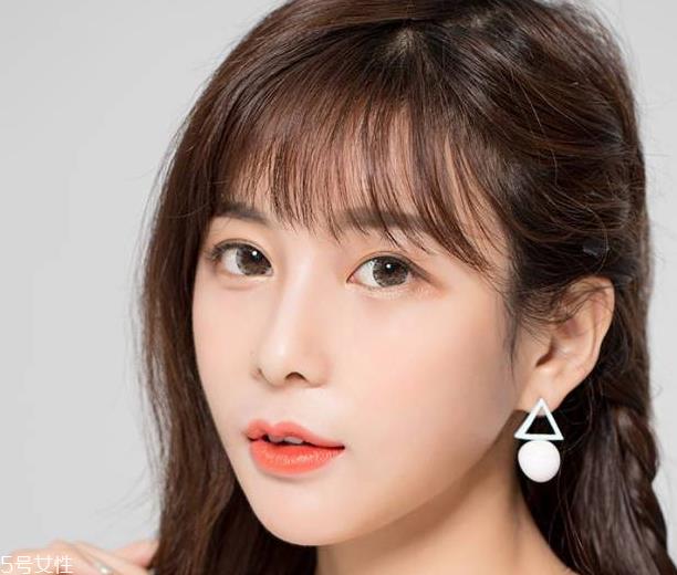 灰色美瞳适合什么口红 灰色美瞳适合什么眼影