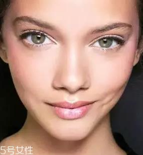 灰色美瞳适合什么口红 灰色美瞳适合什么眼影