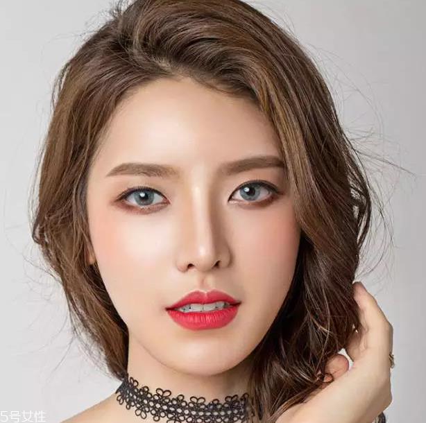 灰色美瞳适合什么口红 灰色美瞳适合什么眼影