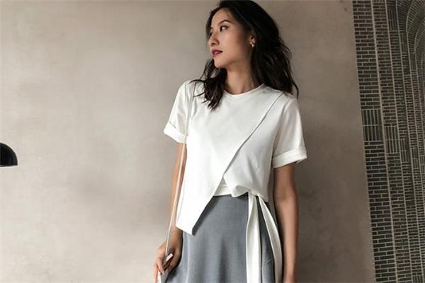 白色衣服上沾了桃子汁怎么办 白色衣服弄到桃子汁怎么洗