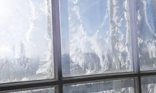 阳台窗户冻住了打不开怎么办