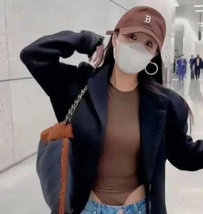 ​李菲儿穿连体内裤走光!靠打擦边球出圈的她,是黄晓明最香艳前女友