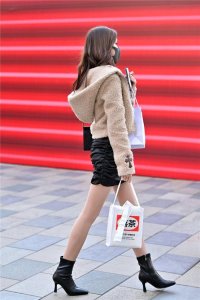 ​冬季选择短靴，就要搭配高跟款式，增高显瘦，还提升气质