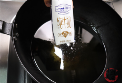 ​把2盒牛奶倒进锅中，瞬间变美味，煮牛奶的正确方法