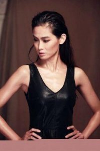 ​屈菁菁版《保镖》震撼上映长腿小腰无畏出击