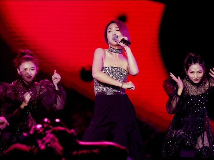 二十四年杨千嬅：野孩子的美丽人生