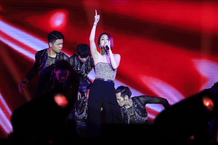 二十四年杨千嬅：野孩子的美丽人生