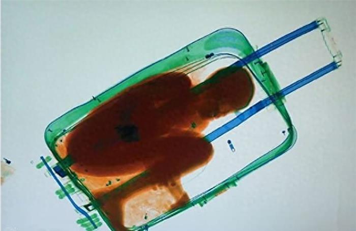 实拍安检X光下的行李：花样百出，令安检人员头疼！