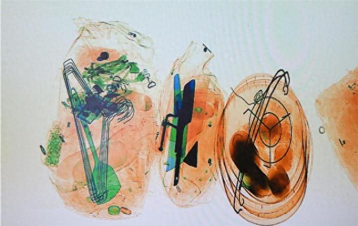 实拍安检X光下的行李：花样百出，令安检人员头疼！