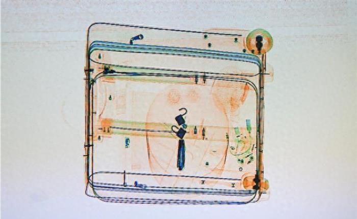 实拍安检X光下的行李：花样百出，令安检人员头疼！