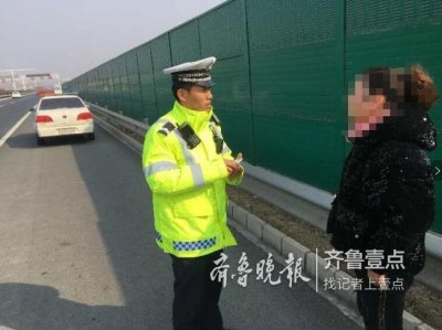 ​太危险！女子情绪低落竟跑高速路上散心