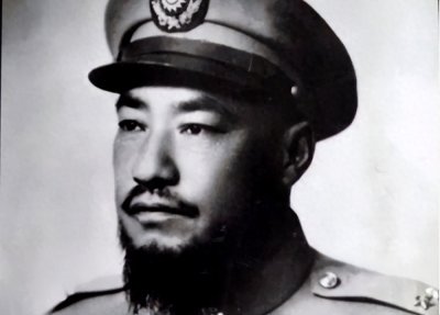 ​西北军阀马步芳搜刮60多箱黄金逃回沙特，欲娶19岁侄女，当街互骂