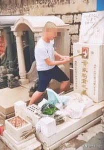 ​beyond乐队主唱黄家驹墓被人用铁锤敲坏，歌迷们太多了，全网愤讨