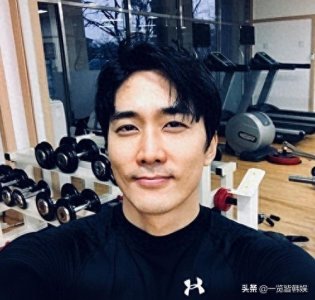 ​宋承宪晒帅气拍戏日常 新剧代替李阵郁出演 出道26年作品不断