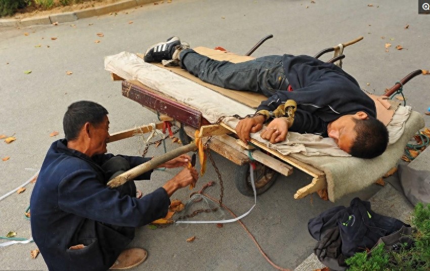 8张催人泪下的父子图,8位平凡又伟大的父亲,看哪位让你感动落泪