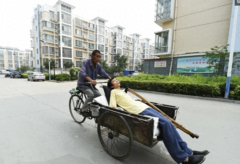 8张催人泪下的父子图,8位平凡又伟大的父亲,看哪位让你感动落泪